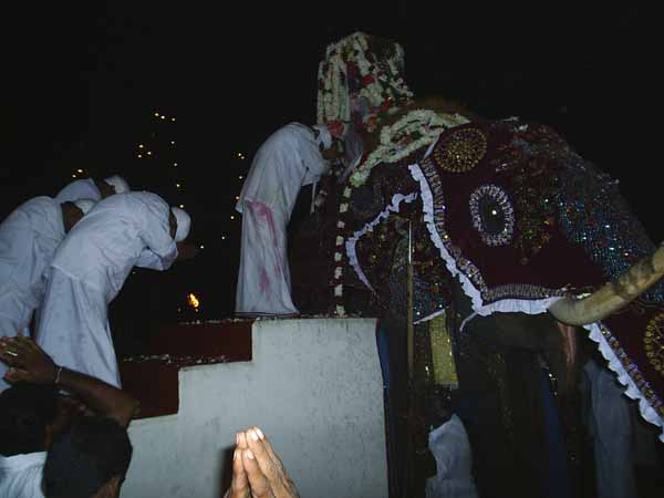 Kapuralas salute their Lord