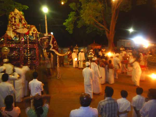 Perahera pauses