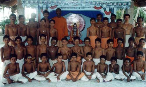 Tirunavukkarasu Nayanar Gurukulam residents portrait, July 2001