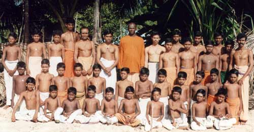 Tirunavukkarasu Nayanar Gurukulam residents portrait, July 2001