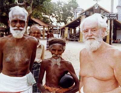German Swami Gauribala and friends (19 kb)
