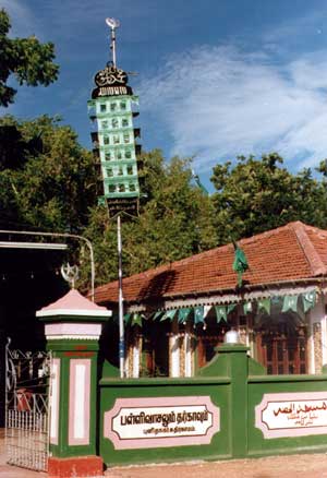 Kathirkamam Mosque & Shrine (19391 bytes)