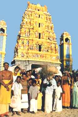 Pada Yatra pilgrims before Kokadichcholai gopuram, July 1999