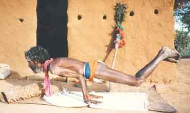 Mandur Yogaswami demonstrates his mastery of the difficult mayurāsana pose.[15kb]