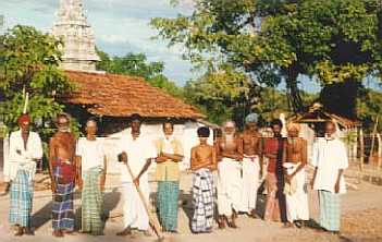 Pada Yatra pilgrims stand before Ukanta Malai Velayudha Swami Temple [16k]