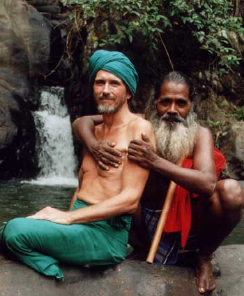 Patrick Harrigan and Unapanawaruge Bandiya at Koslanda, July 2002. Click to visit www.Koslanda.com.