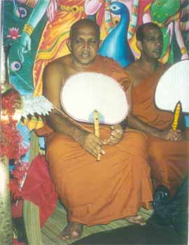 Ven Dr. Aluthwewa Soratha Thero leads <I>pirith</> chanting before the Maha Perahera
