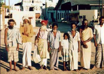 1990 Kataragama Pada Yatra pilgrims stand before Tiruketeeswaram Temple