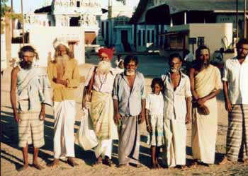1990 Kataragama Pada Yatra pilgrims stand before Tiruketeeswaram Temple